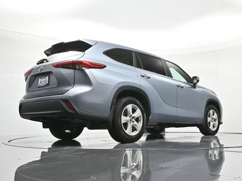 Used 2023 Toyota Highlander LE AWD/4WD image 40