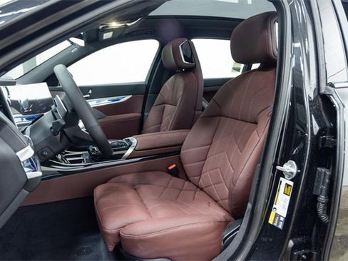 Used 2025 BMW i7 xDrive60 w/ Executive Package image 26