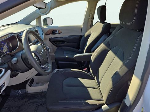 Used 2023 Chrysler Voyager LX image 19
