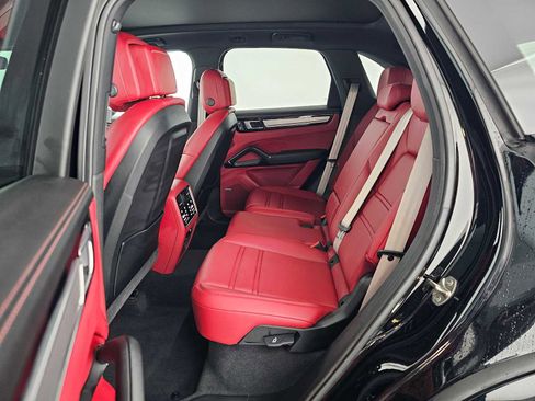 Used 2022 Porsche Cayenne Platinum Edition image 16