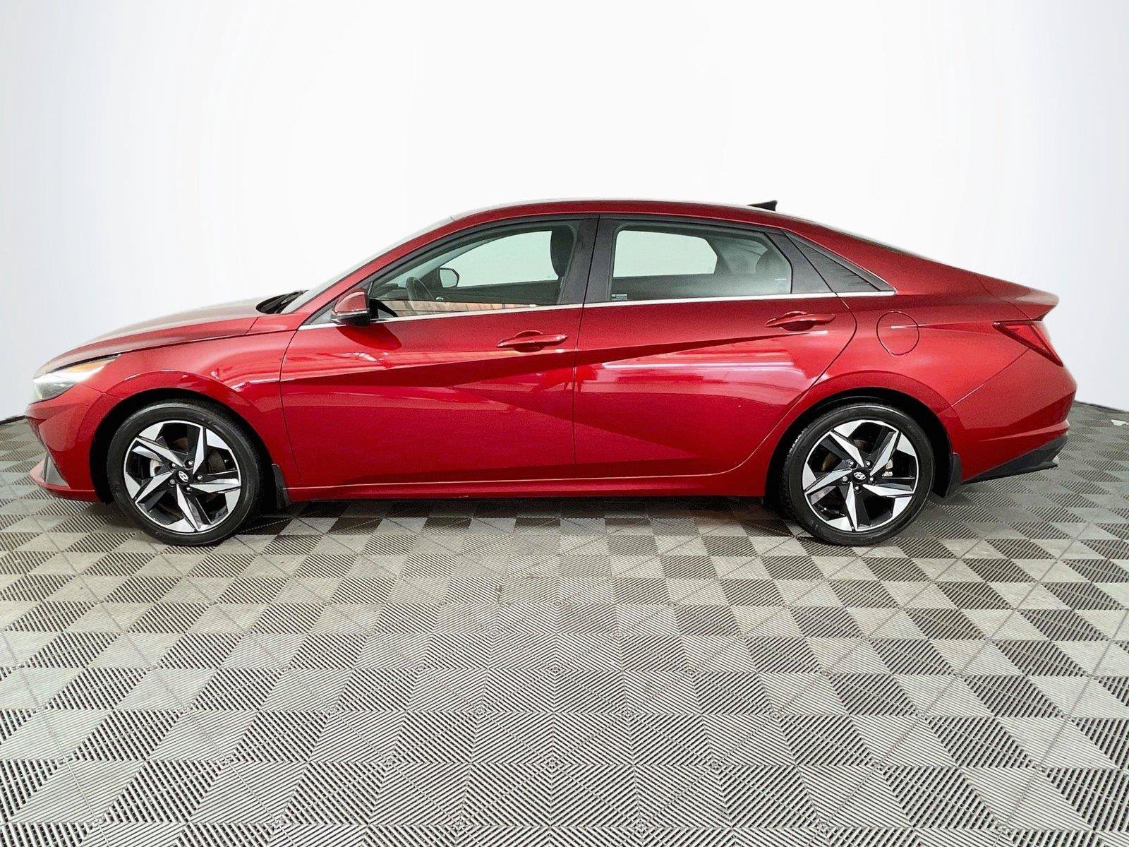 Used 2023 Hyundai Elantra Limited FWD image 4