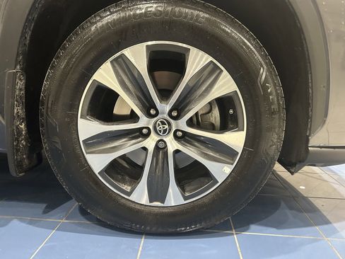 Used 2022 Toyota Highlander XLE image 5