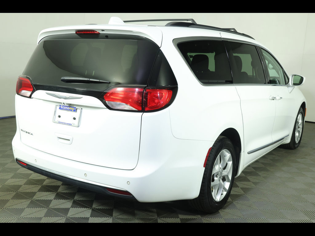Used 2017 Chrysler Pacifica Touring-L w/ Tire & Wheel Group FWD image 14