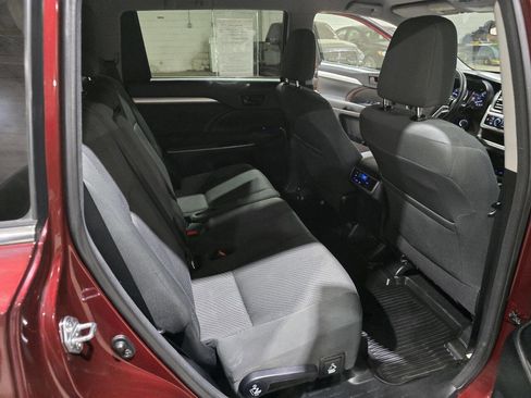 Used 2017 Toyota Highlander LE image 31