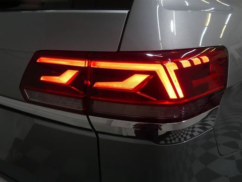 Used 2022 Volkswagen Atlas SE w/ Panoramic Sunroof Package FWD image 16