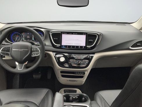 Used 2023 Chrysler Pacifica Touring-L FWD image 12