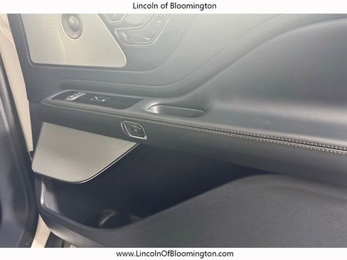 New 2026 Lincoln Aviator AWD w/ Jet Appearance Package image 17