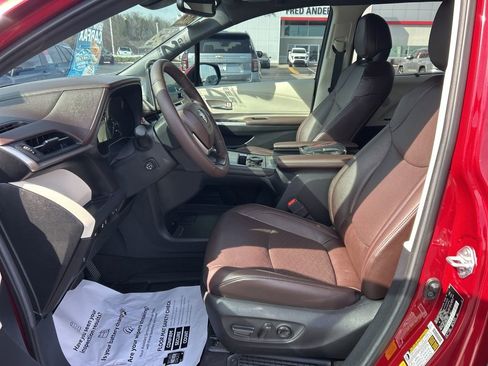 Used 2024 Toyota Sienna Platinum AWD/4WD image 2