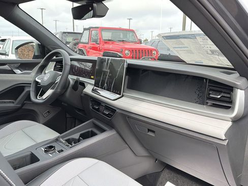 New 2026 Volkswagen Tiguan SE R-Line FWD image 21