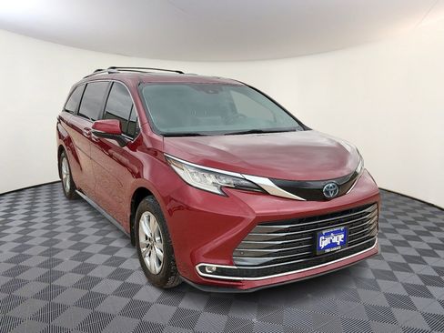 Used 2022 Toyota Sienna Limited image 6