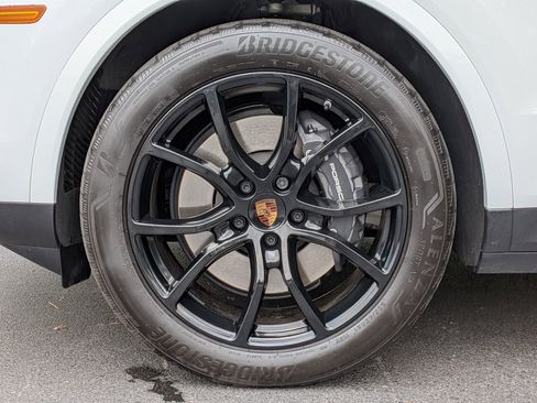 Certified 2025 Porsche Cayenne AWD/4WD image 37