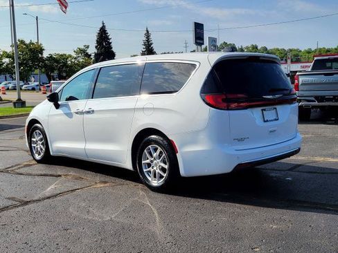 Used 2024 Chrysler Pacifica Touring-L FWD image 3