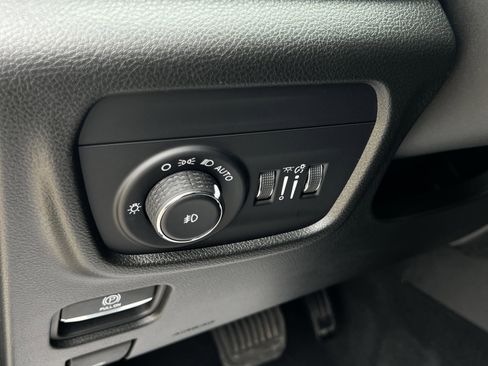 Used 2023 Jeep Grand Cherokee Overland w/ Luxury Tech Group IV AWD/4WD image 15