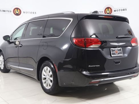 Used 2018 Chrysler Pacifica Touring-L FWD image 4