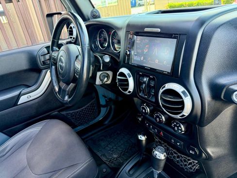 Used 2014 Jeep Wrangler Unlimited Sahara w/ Connectivity Group AWD/4WD image 31