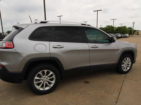 Used 2020 Jeep Cherokee Latitude w/ Cold Weather Group AWD/4WD image 5
