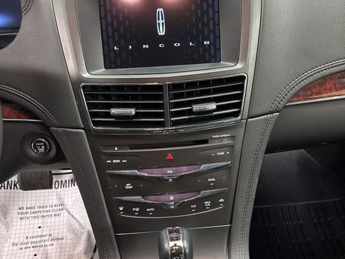 Used 2019 Lincoln MKT AWD image 12