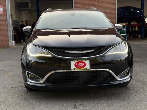 Used 2019 Chrysler Pacifica Limited image 3