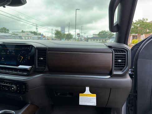 Used 2024 Chevrolet Silverado 1500 High Country w/ Technology Package AWD/4WD image 34