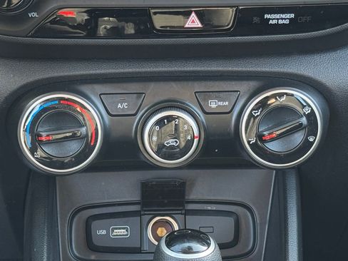 Used 2022 Hyundai Venue SE w/ Cargo Package image 22