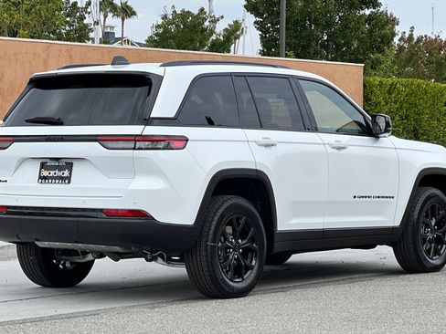 New 2025 Jeep Grand Cherokee Altitude image 4