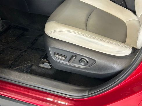 Used 2020 Toyota RAV4 XLE Premium image 16