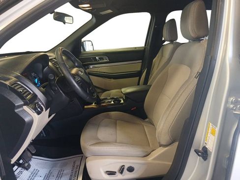 Used 2018 Ford Explorer XLT FWD image 9