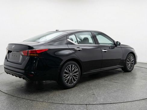 Used 2025 Nissan Altima 2.5 SV image 9