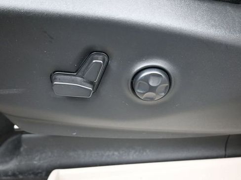 Used 2023 Chrysler Pacifica Touring-L image 31