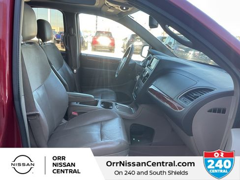 Used 2015 Chrysler Town & Country Limited Platinum image 11