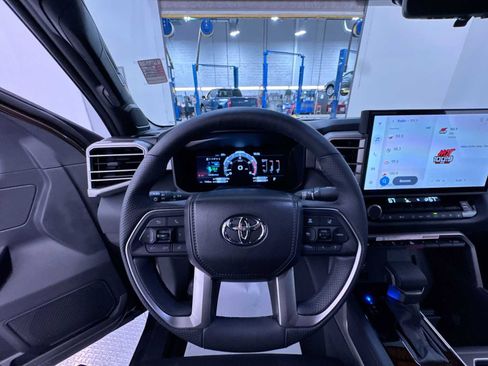 Used 2025 Toyota Tundra Limited AWD/4WD image 7