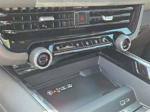 New 2025 Chevrolet Suburban Premier image 13