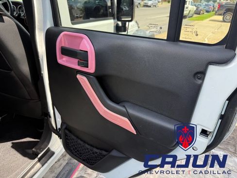 Used 2015 Jeep Wrangler Unlimited Rubicon w/ Connectivity Group AWD/4WD image 13