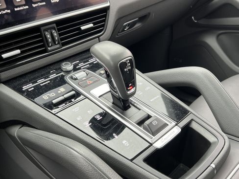 Certified 2022 Porsche Cayenne Platinum Edition image 30
