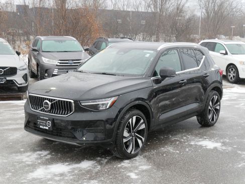 Used 2025 Volvo XC40 B5 Core image 3