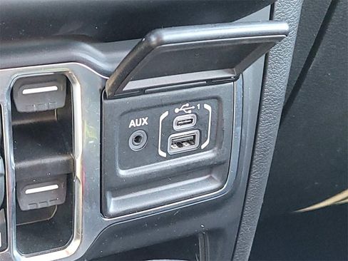 Used 2022 Jeep Gladiator Willys image 24