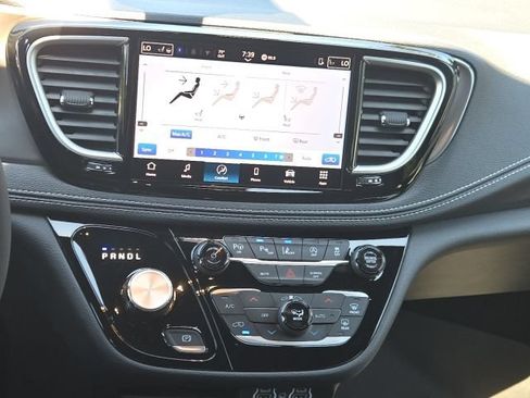 Used 2025 Chrysler Pacifica Select AWD/4WD image 3