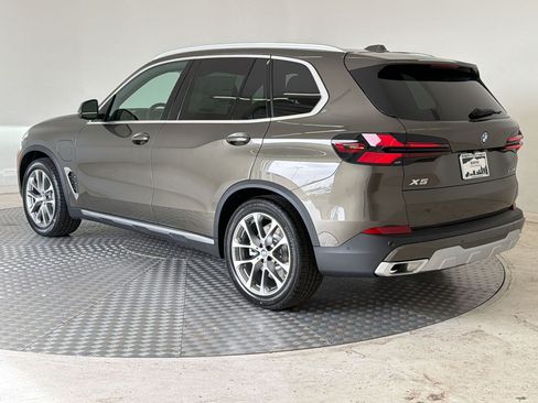 New 2026 BMW X5 xDrive50e w/ Premium Package AWD/4WD image 3