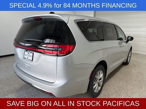 New 2026 Chrysler Pacifica Select AWD/4WD image 3