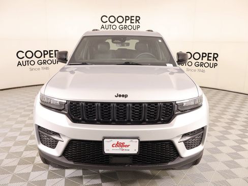 Used 2025 Jeep Grand Cherokee Altitude AWD/4WD image 9