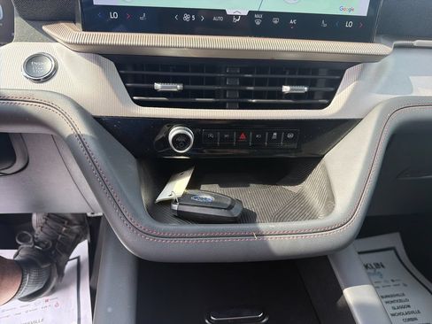 Used 2025 Ford Explorer Active AWD/4WD image 22