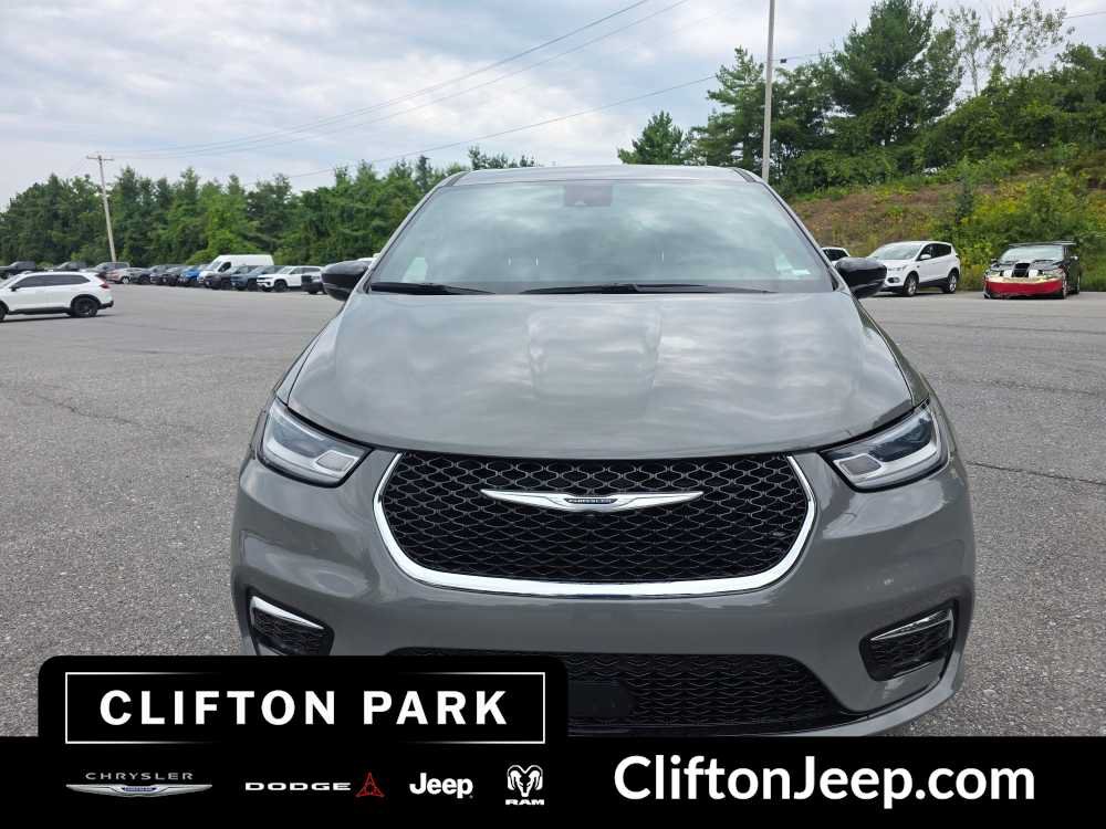 Certified 2025 Chrysler Pacifica Select FWD image 2