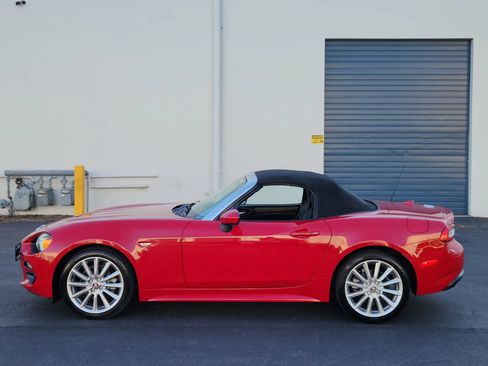 Used 2017 FIAT 124 Spider Lusso RWD image 2