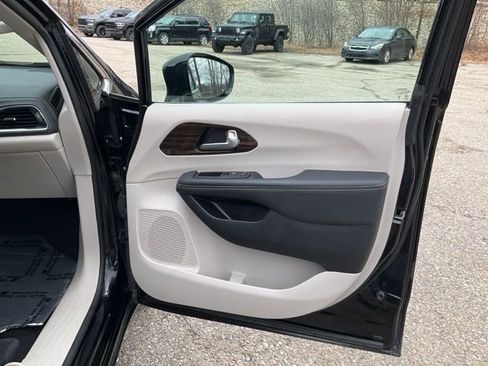 Used 2024 Chrysler Pacifica Limited FWD image 43