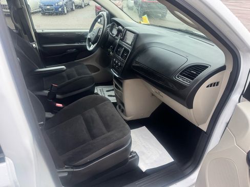 Used 2019 Dodge Grand Caravan SE w/ UConnect Hands-Free Group image 11