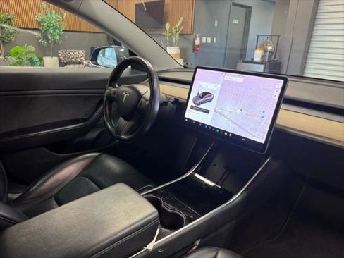 Used 2019 Tesla Model 3 Standard Range image 17