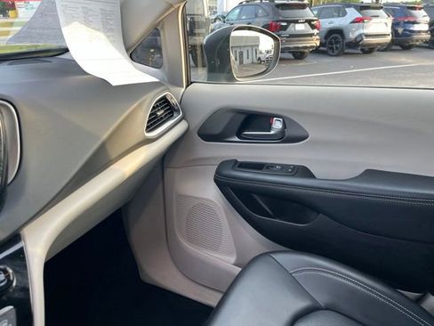 Used 2023 Chrysler Pacifica Touring-L FWD image 29