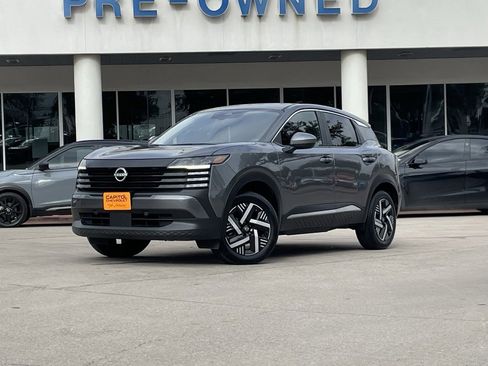 Used 2025 Nissan Kicks SV image 2