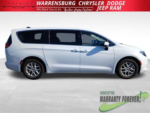 Used 2023 Chrysler Voyager LX FWD image 3