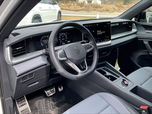 New 2026 Volkswagen Tiguan SE R-Line FWD image 8